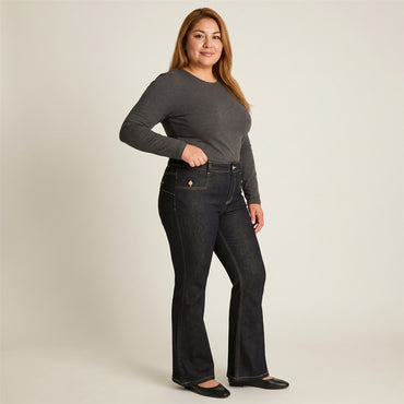 Jeans Dark Blue Flare con Aplicación de Botones en modelo plus size