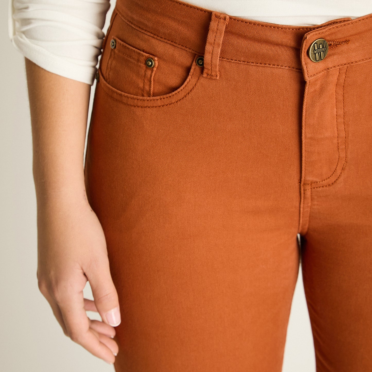 Jeans Terracota Elasticidad Baja Sin Forro Calce Normal Tela Denim