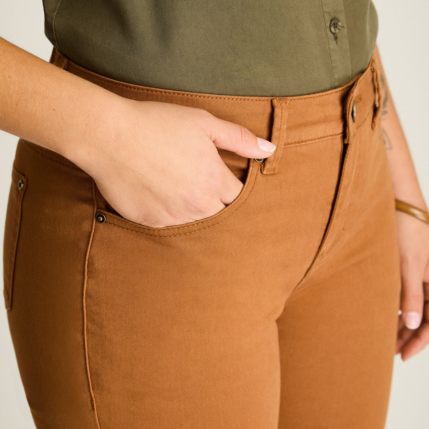 Jeans Mostaza Elasticidad Baja Sin Forro Calce Normal Tela Denim