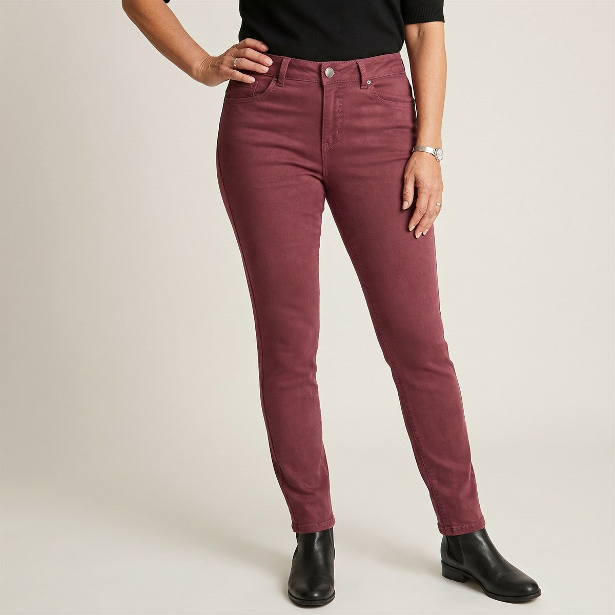 Jeans Burdeo Slim con Push Up y Un Botón en modelo adulta