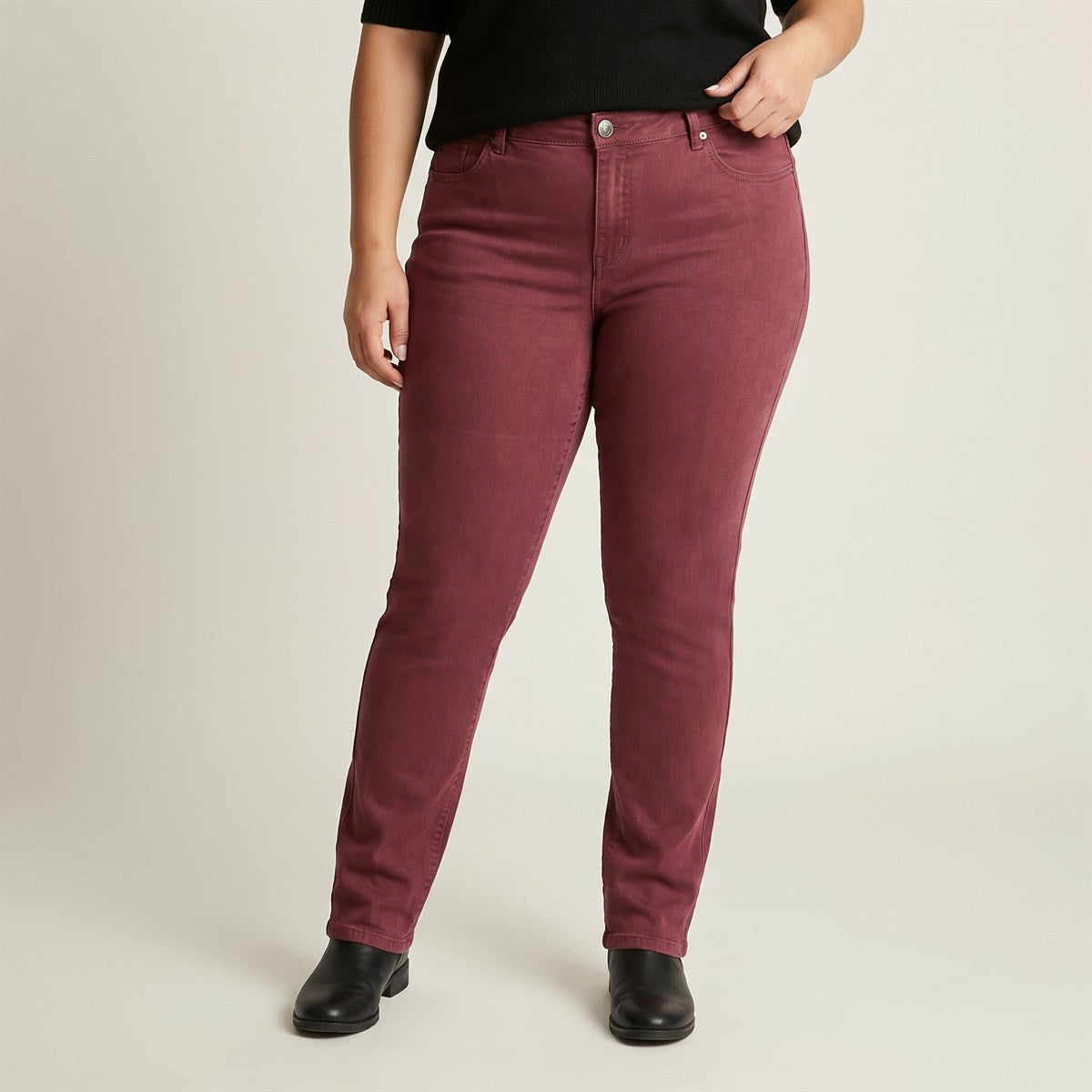 Jeans Burdeo Slim con Push Up y Un Botón en modelo plus size