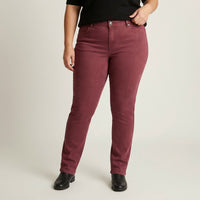 Jeans Burdeo Slim con Push Up y Un Botón en modelo plus size