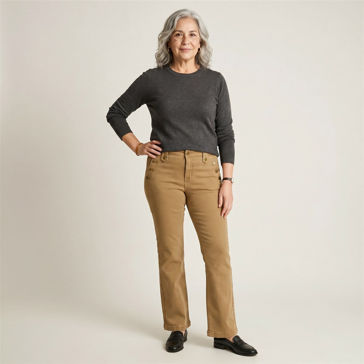 Jeans Camel Corte Flare con Botones Dorados en modelo adulta