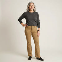 Jeans Camel Corte Flare con Botones Dorados en modelo adulta