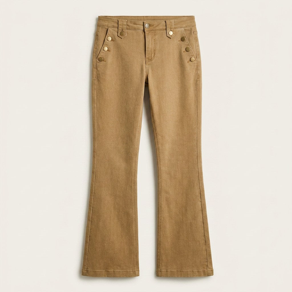 Jeans Camel Corte Flare con Botones Dorados en Bolsillos en plano