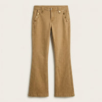 Jeans Camel Corte Flare con Botones Dorados en Bolsillos en plano