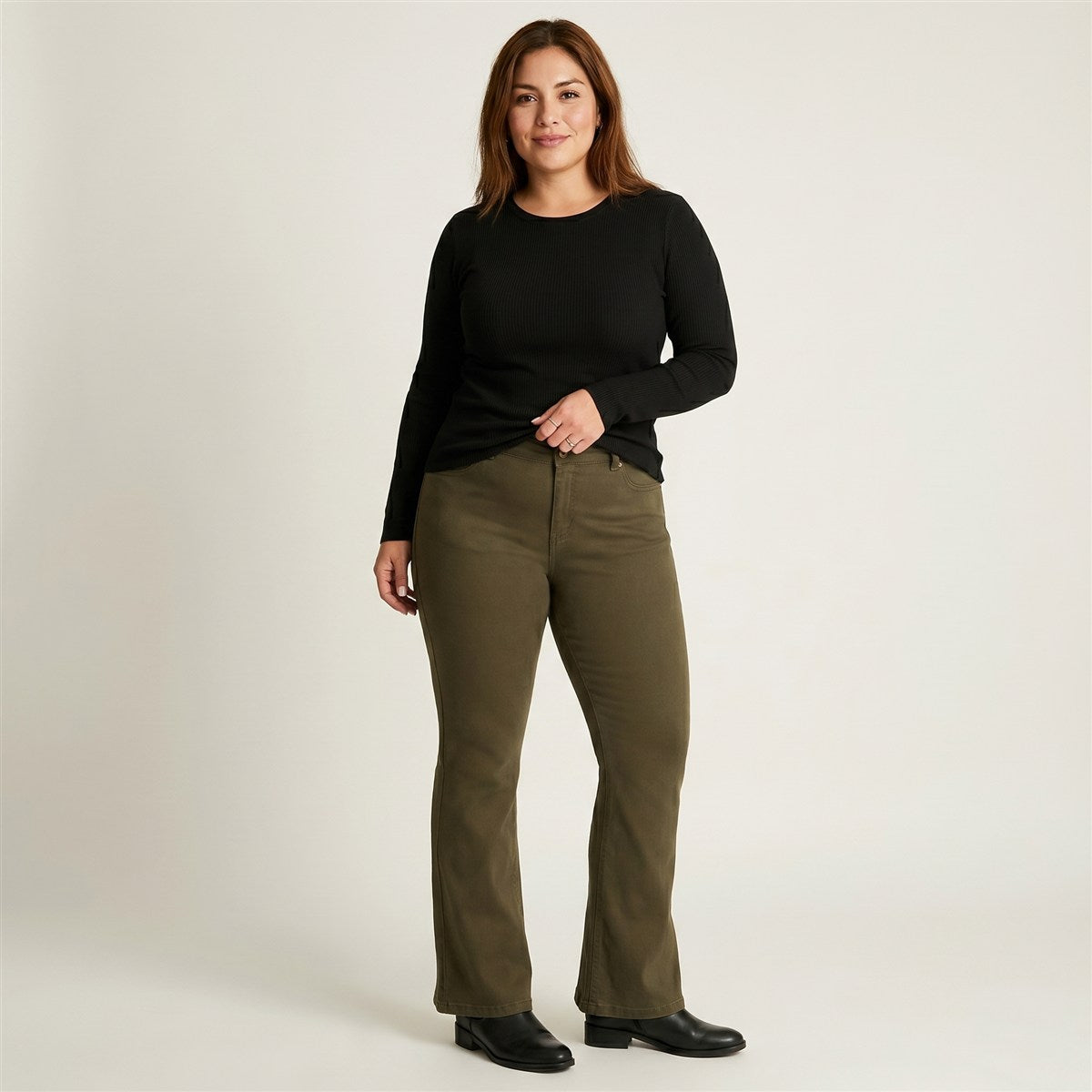 Jeans Verde Flare con Un Botón en modelo plus size