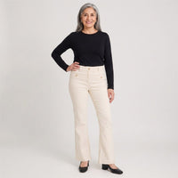 Jeans Flare 3 Botones Amarillo en modelo adulta