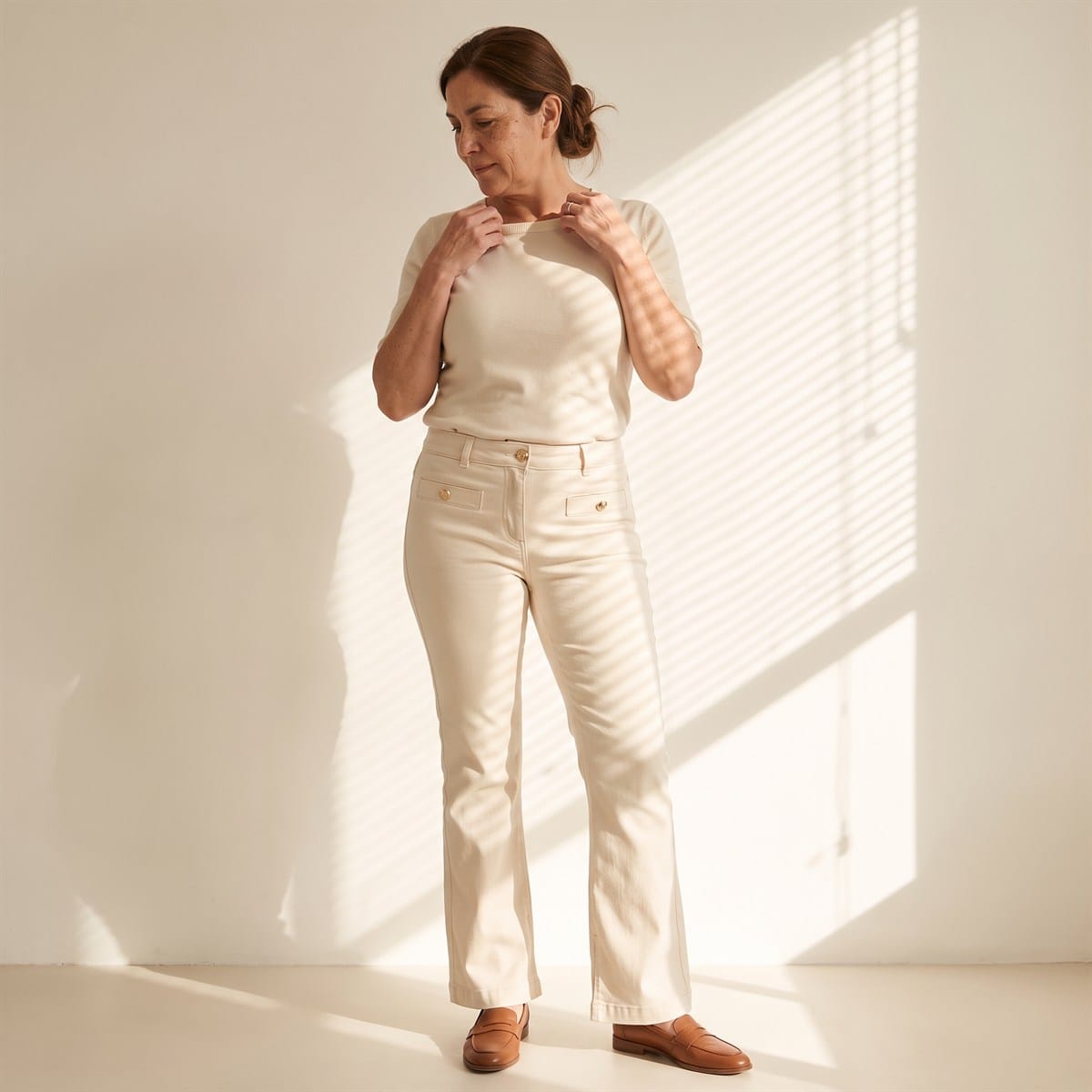 Jeans Flare 3 Botones Crema lifestyle