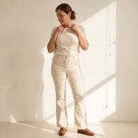 Jeans Flare 3 Botones Crema lifestyle