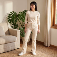 Jeans Flare 3 Botones Crema lifestyle