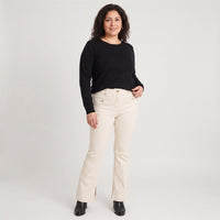 Jeans Flare 3 Botones Amarillo en modelo plus size