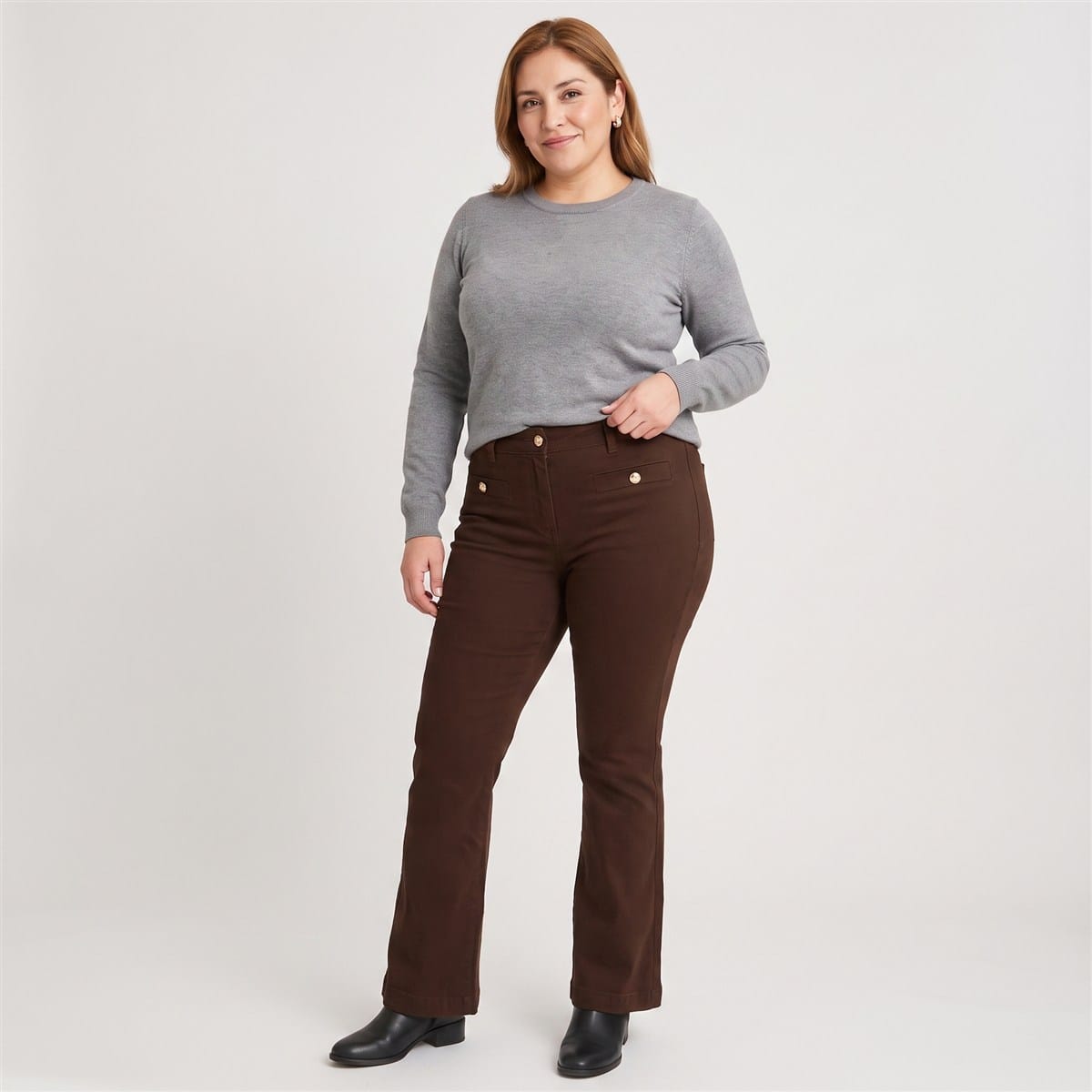 Jeans Flare 3 Botones Café en modelo plus size