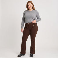 Jeans Flare 3 Botones Café en modelo plus size