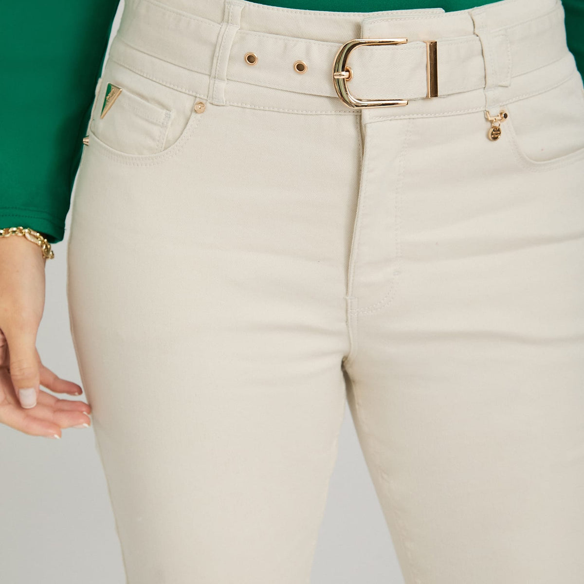 Jeans Flare con Cinturón Beige