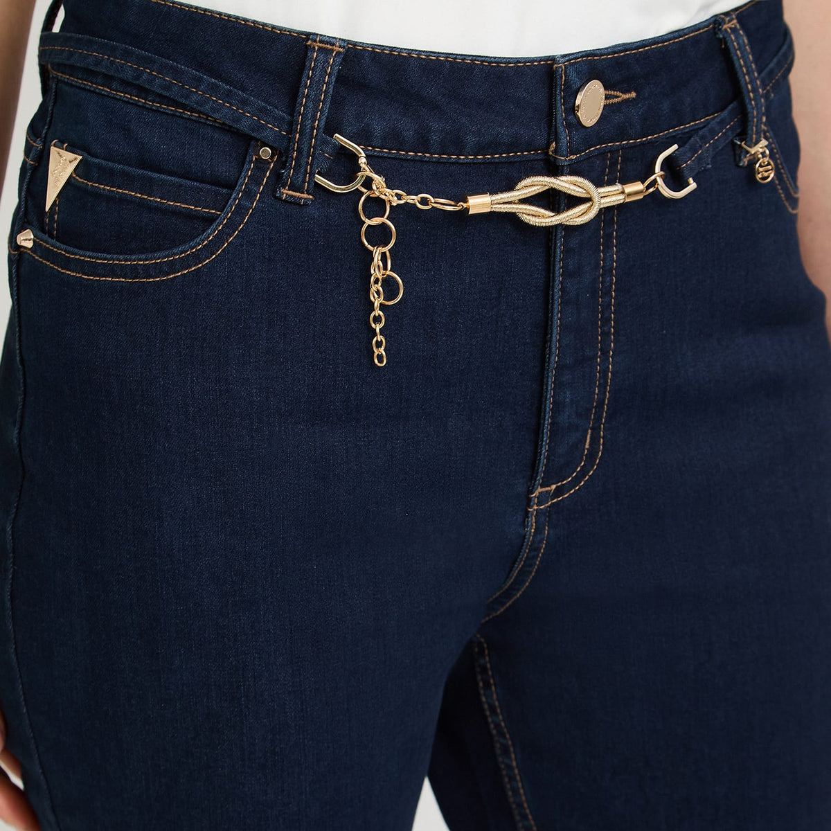 Jeans Flare con Cinturón Dorado Azul