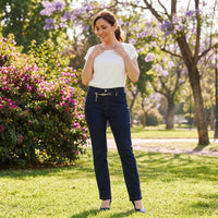 Jeans Flare con Cinturón Dorado Azul lifestyle
