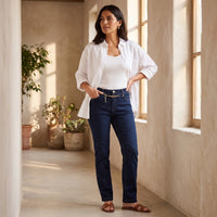 Jeans Flare con Cinturón Dorado Azul lifestyle