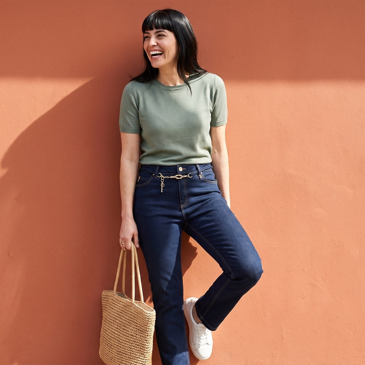 Jeans Flare con Cinturón Dorado Azul lifestyle