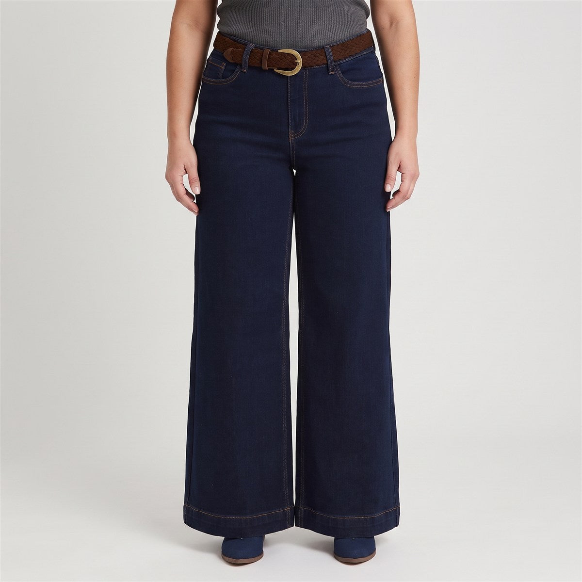 Jeans Coulotte con Cinturón Azul en modelo plus size