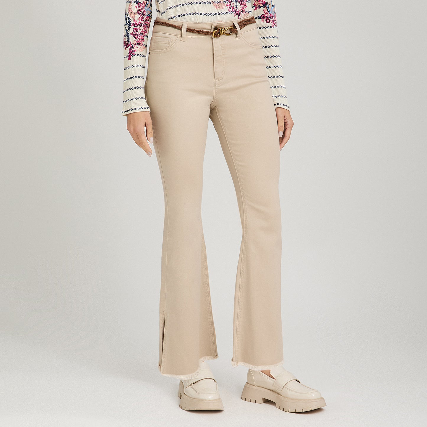 Jeans Flare con Cinturón Beige
