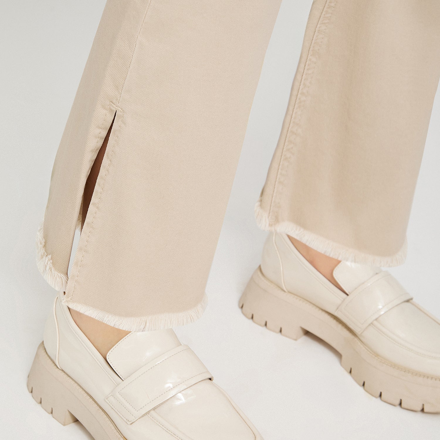 Jeans Flare con Cinturón Beige