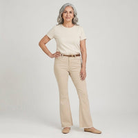 Jeans Flare con Cinturón Beige en modelo adulta