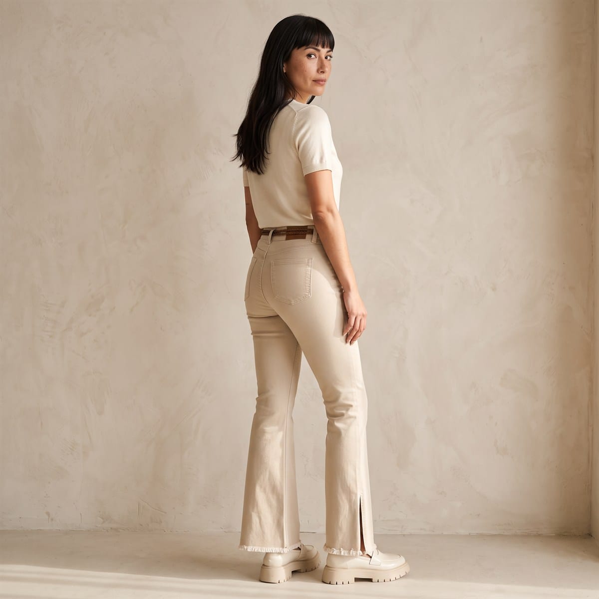 Jeans Flare con Cinturón Beige lifestyle