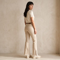 Jeans Flare con Cinturón Beige lifestyle