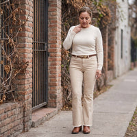 Jeans Flare con Cinturón Beige lifestyle