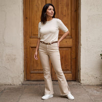 Jeans Flare con Cinturón Beige lifestyle