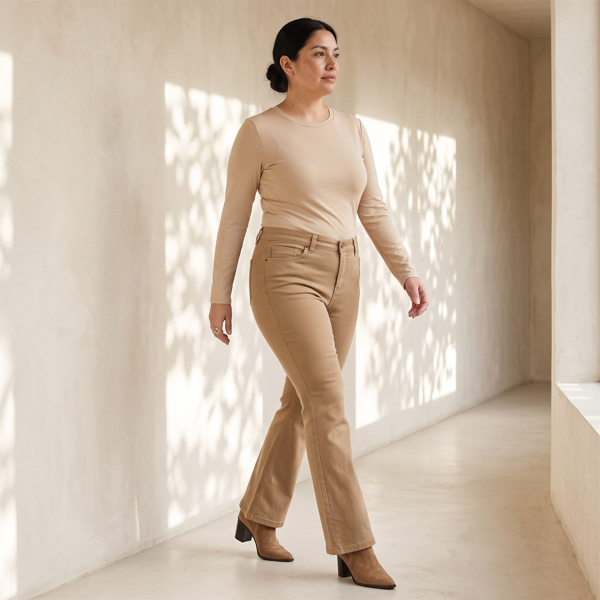Jeans Flare un Botón Beige lifestyle