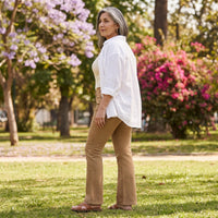 Jeans Flare un Botón Beige lifestyle