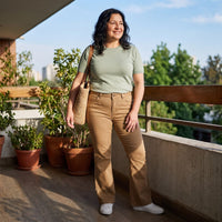 Jeans Flare un Botón Beige lifestyle