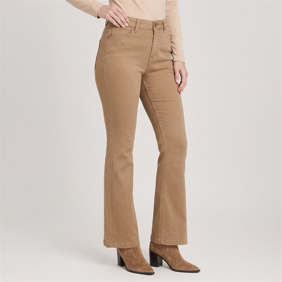 Jeans Flare un Botón Beige en modelo plus size
