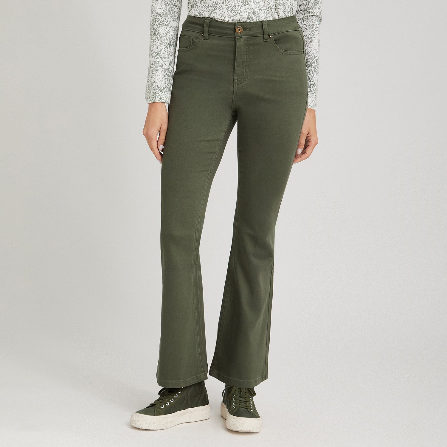 Jeans Flare un Botón Verde