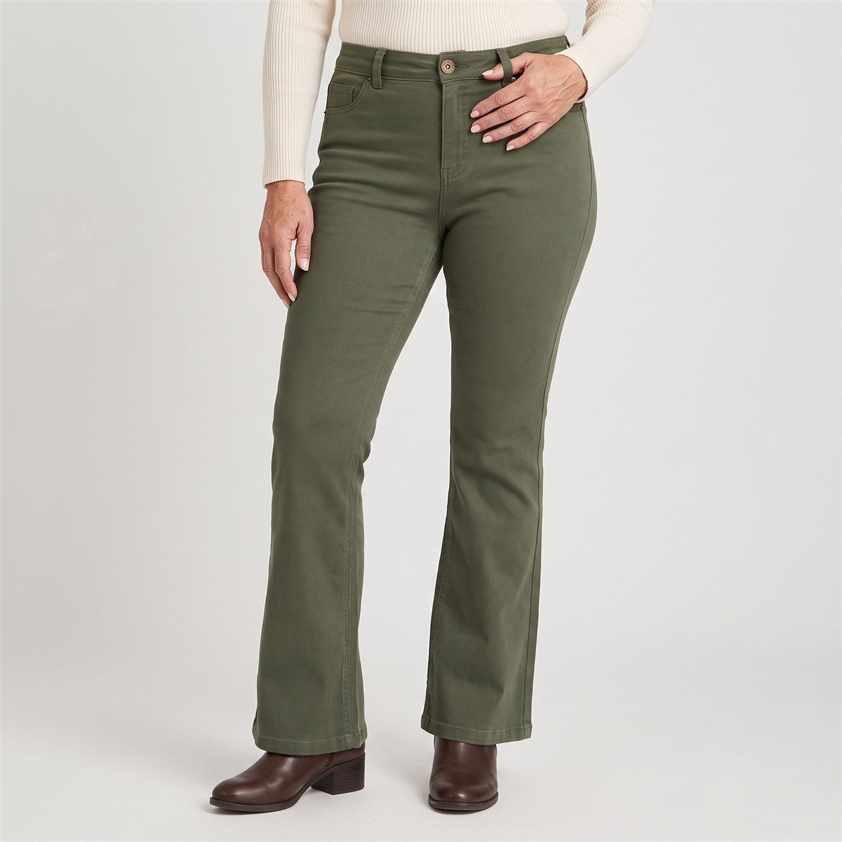 Jeans Flare un Botón Verde en modelo adulta