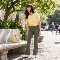 Jeans Flare un Botón Verde lifestyle