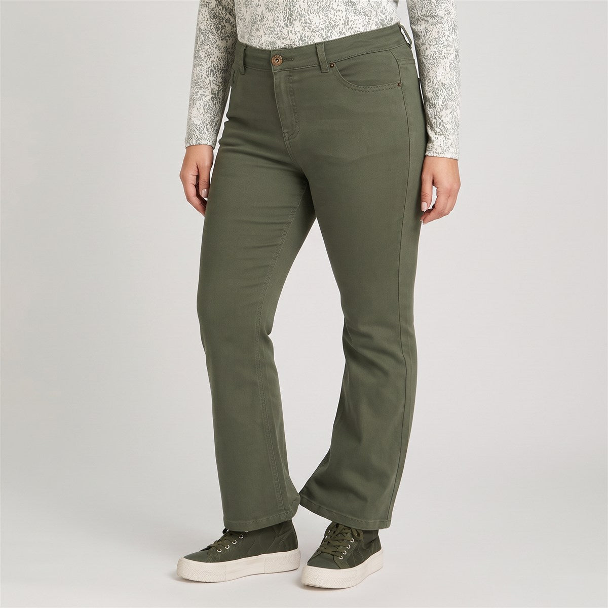 Jeans Flare un Botón Verde en modelo plus size