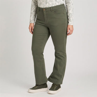Jeans Flare un Botón Verde en modelo plus size
