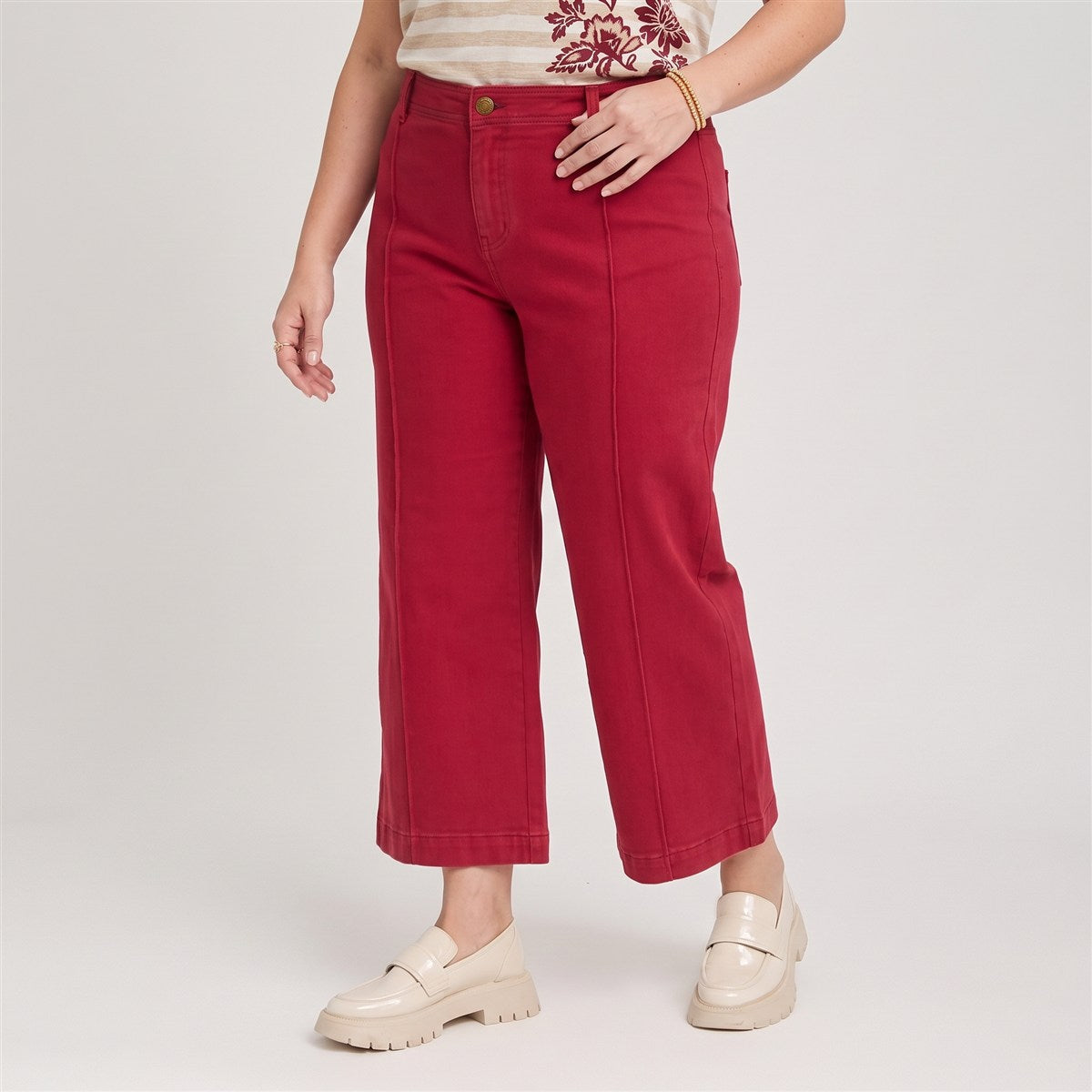 Jeans Culotte un Botón Rojo en modelo plus size