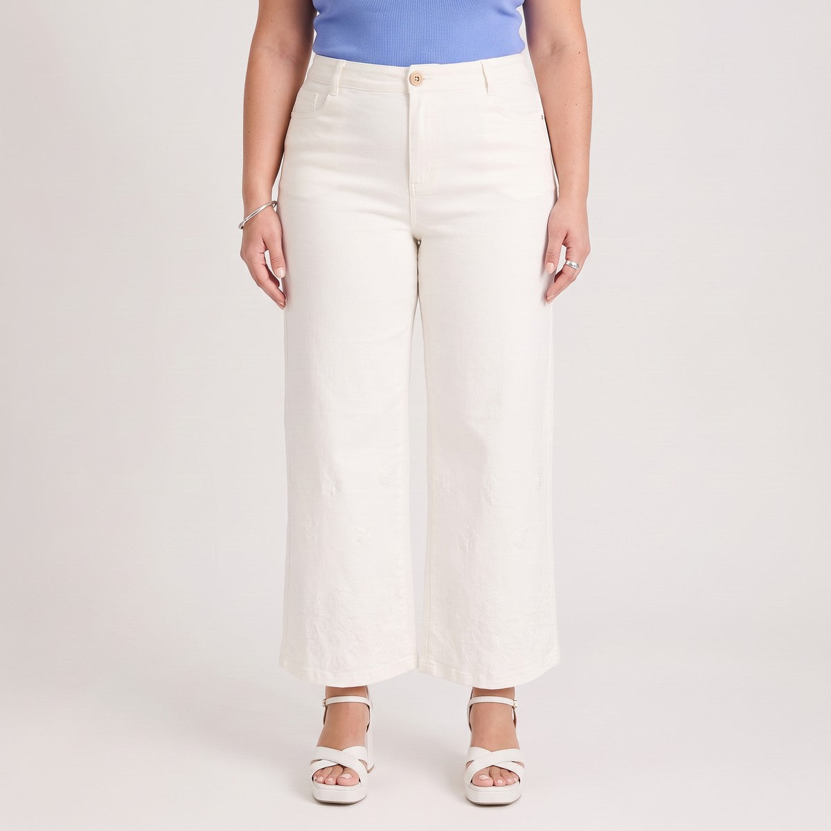 Jeans culotte con Terminación bordada en modelo plus size