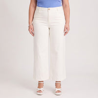 Jeans culotte con Terminación bordada en modelo plus size
