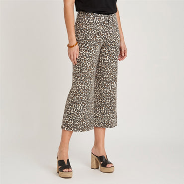 Jeans Culotte un Botón Camel en modelo plus size