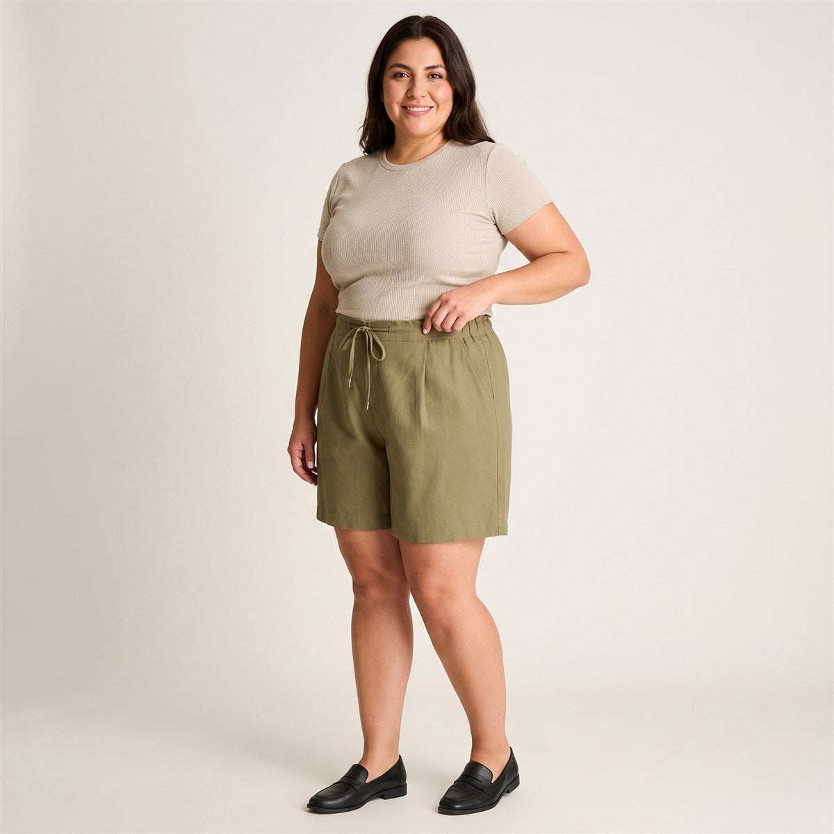 Bermuda Verde Corto No Elasticado Calce Normal en modelo plus size