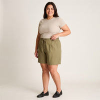 Bermuda Verde Corto No Elasticado Calce Normal en modelo plus size