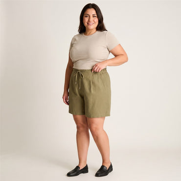 Bermuda Verde Corto No Elasticado Calce Normal en modelo plus size