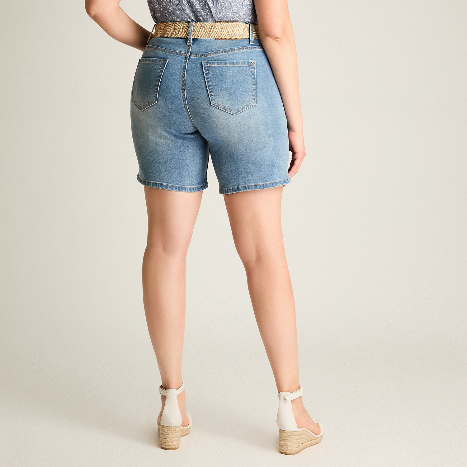 Bermuda Celeste Corto Baja elasticidad Calce Normal