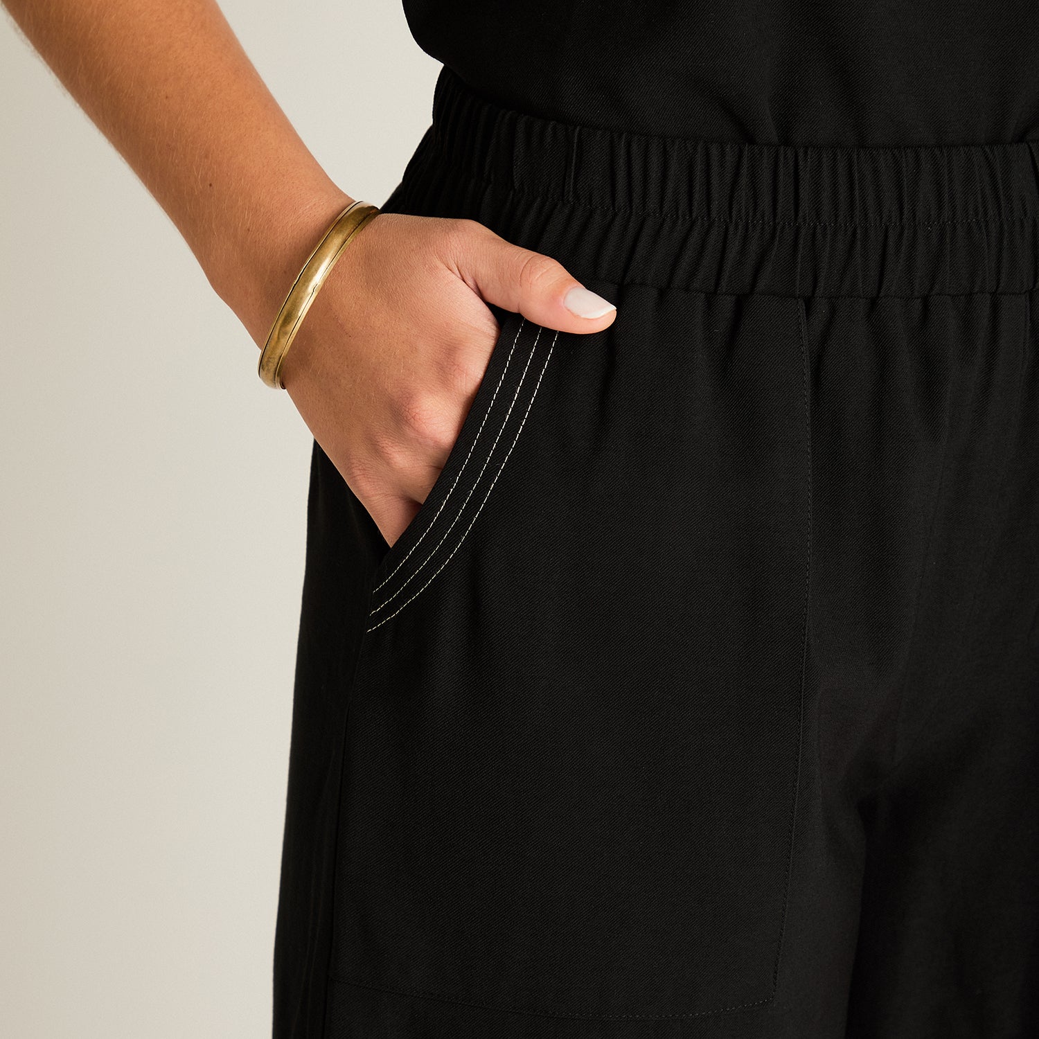 Bermuda Negro Corto No Elasticado Calce Normal