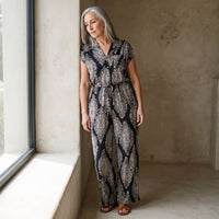 Enterito Negro Wide leg con Bolsillos lifestyle
